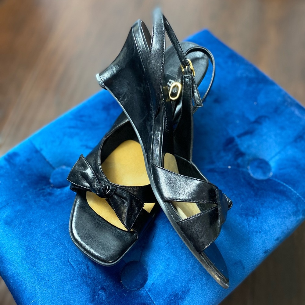 ETIENNE AIGNER sling back shoe.